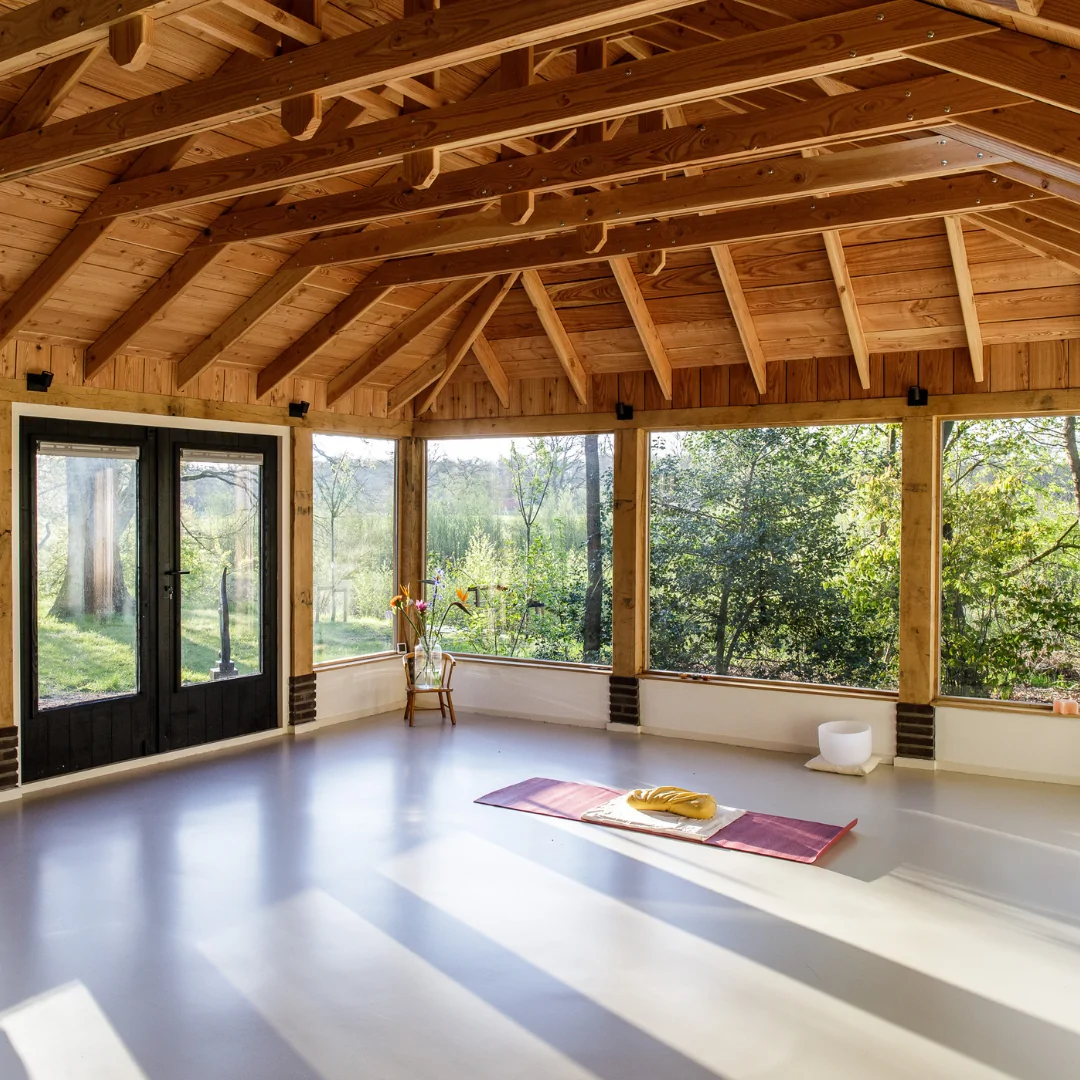 yoga studio oeverlicht binnenkant